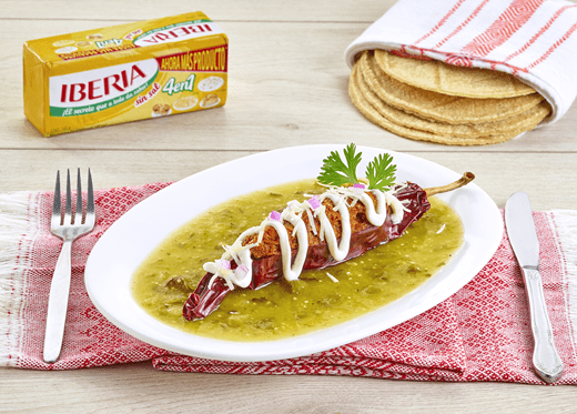 recipe image Chile guajillo relleno de chicharrón